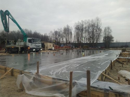 Frisch gegossene Bodenplatte
