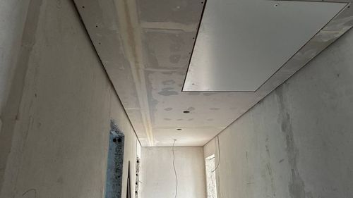 Rigipswände und Deckenverkleidung